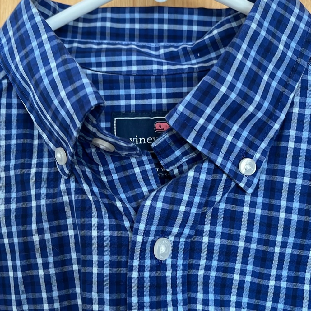 Vineyard Vines M Slim fit which is their athletic cut. Great quality - Classic
